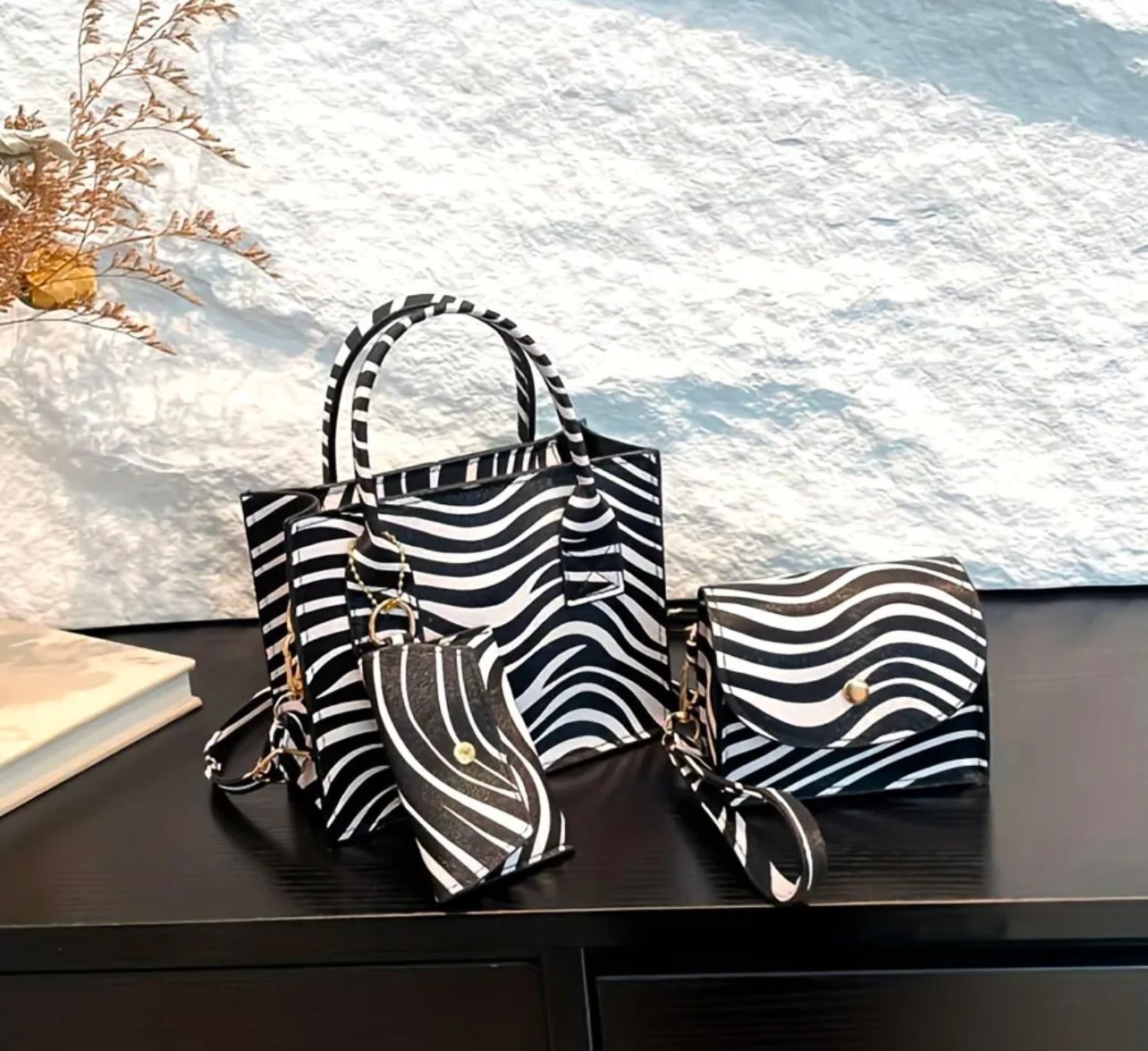 Stylish leopard print Handbag